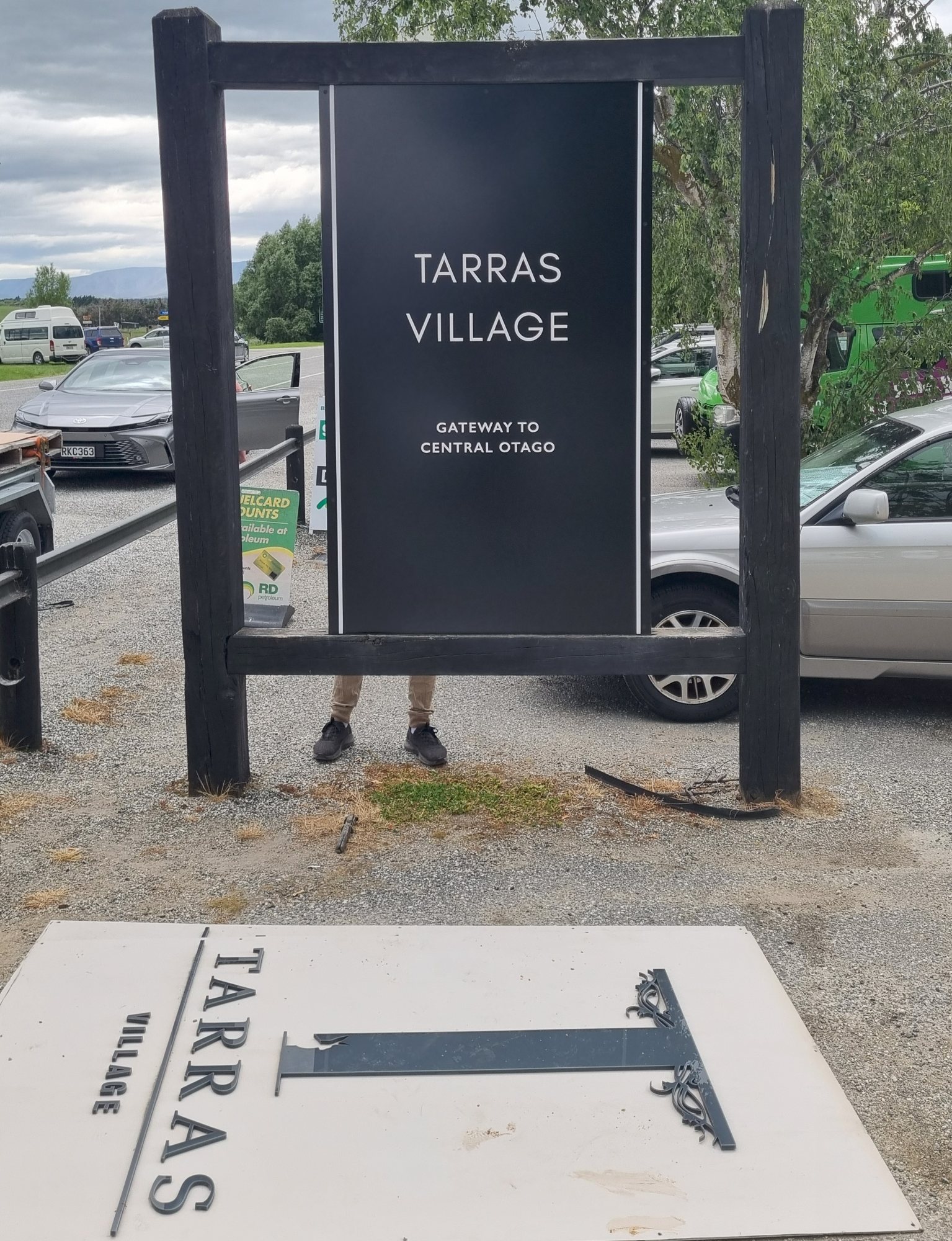 Tarras Village post-mounted sign